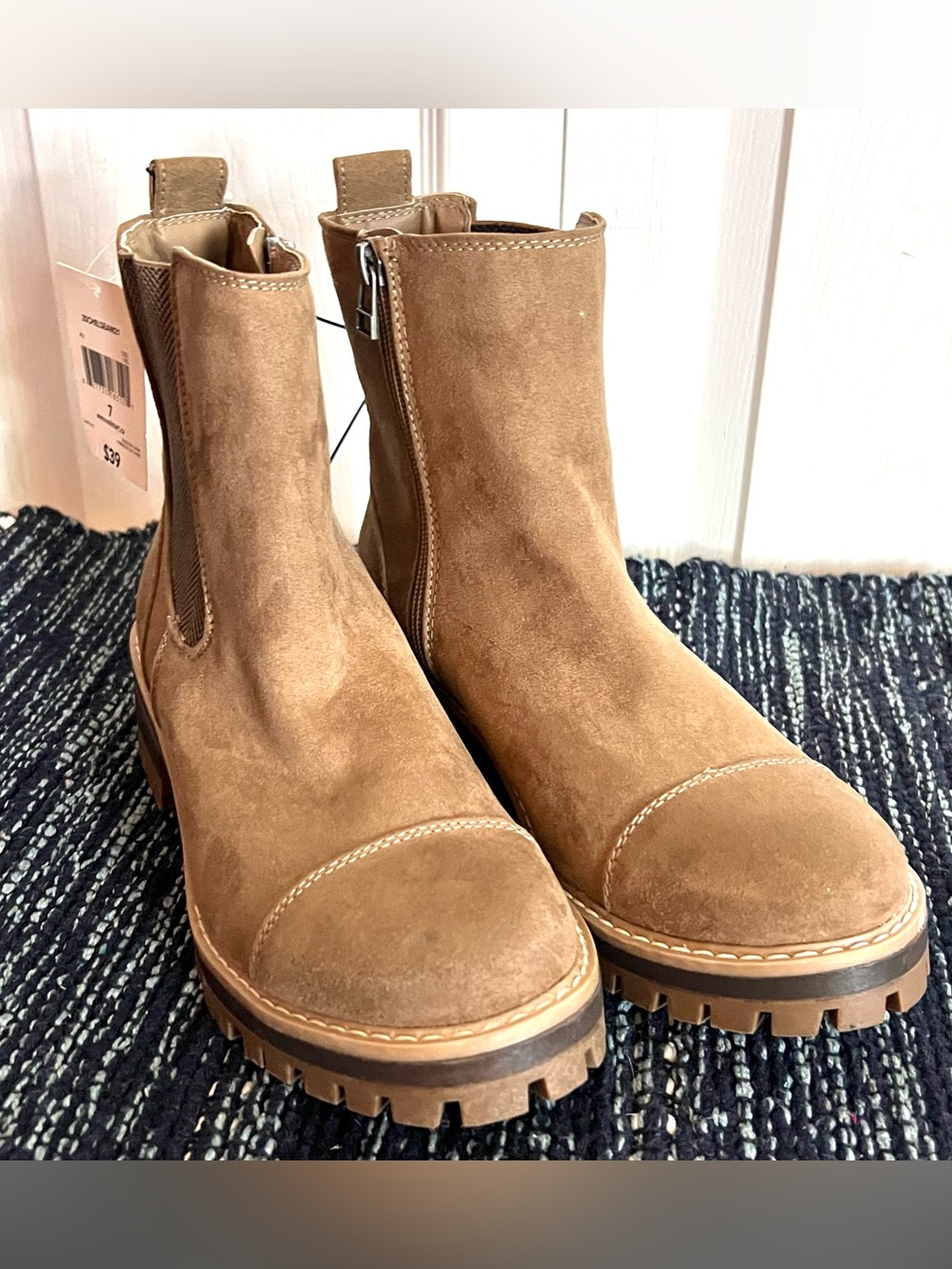 NWT Tan Lug Chelsea Boots Size 7